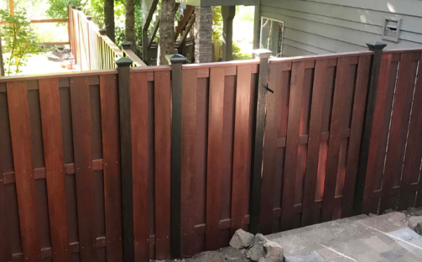 Pagar dengan pagar kayu eksotis